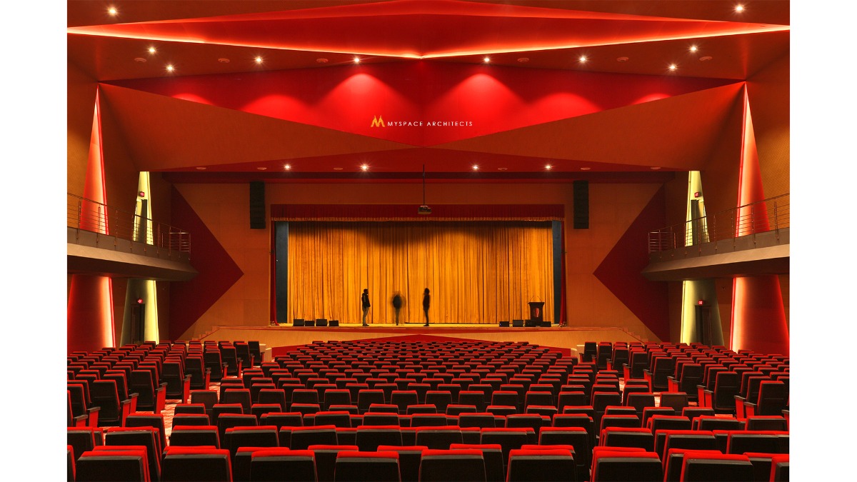 Red Bloom, Auditorium